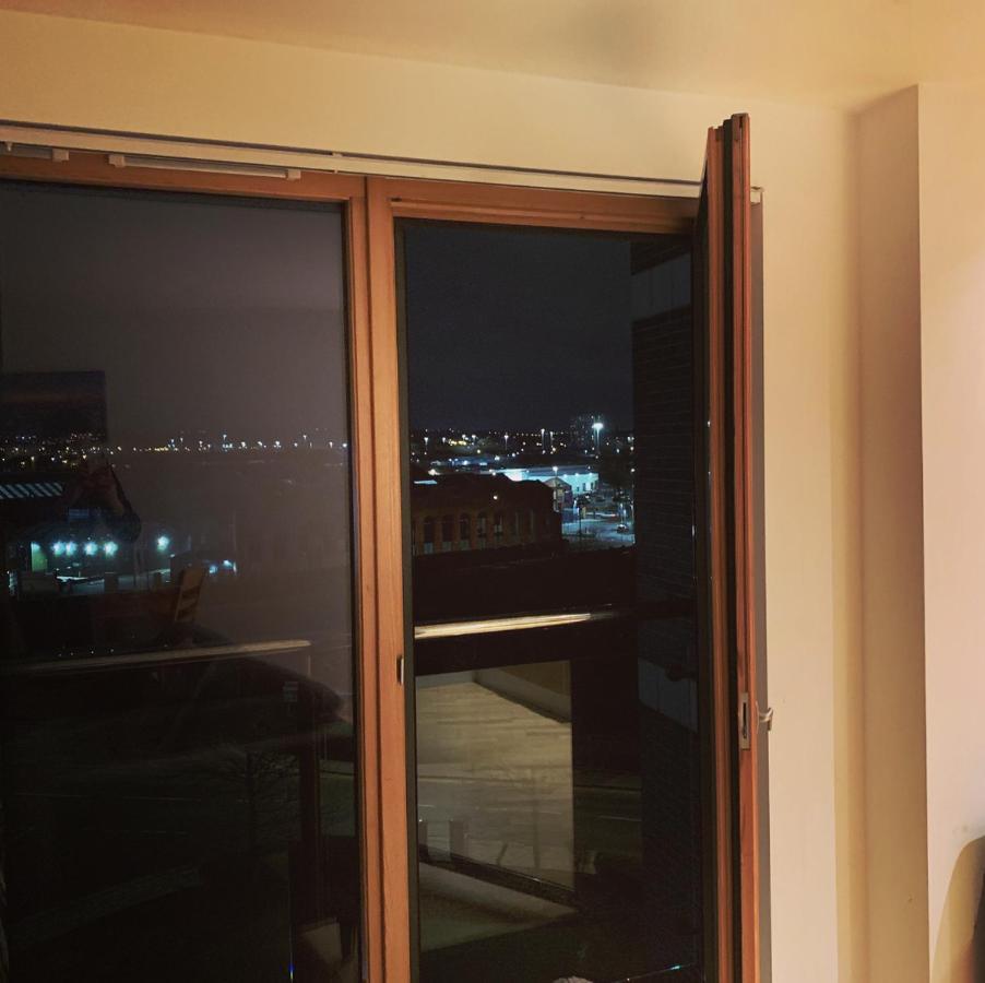 Modern Deluxe Dock Free Secure Parking Apartment Leeds (West Yorkshire)
