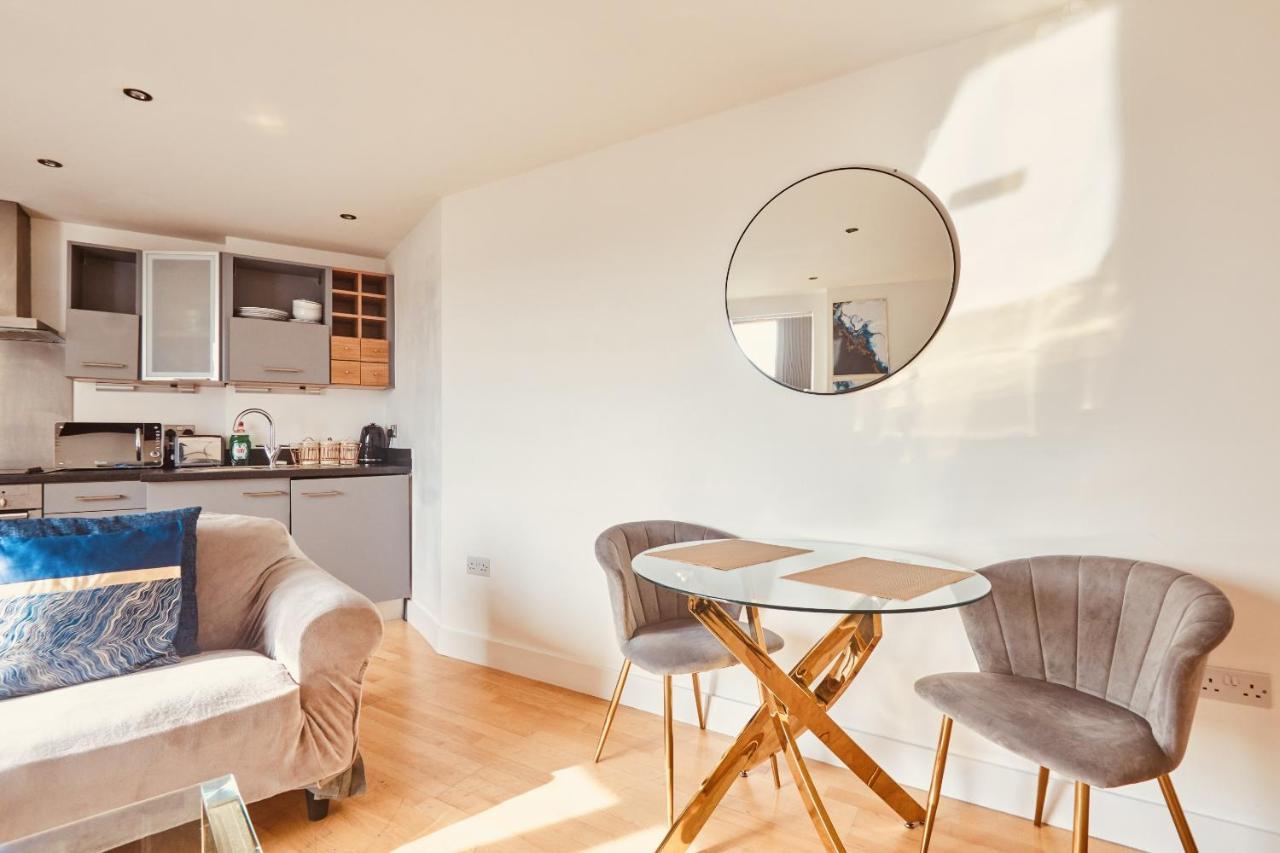 Modern Deluxe Dock Free Secure Parking Apartment *